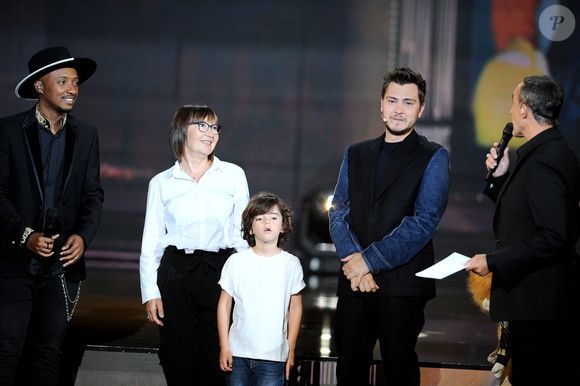Exclusif - Jeff Panacloc, Soprano, Brigitte Colcanap (mère), Marloe (Frère) et Nikos Aliagas - Surprises - Enregistrement de l'émission "La Chanson secrète 9" à la Seine musicale à Paris, diffusée le 27 novembre sur TF1 à 21h05. © Gaffiot-Moreau / Bestimage