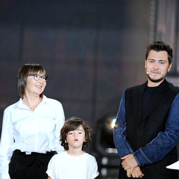 Exclusif - Jeff Panacloc, Soprano, Brigitte Colcanap (mère), Marloe (Frère) et Nikos Aliagas - Surprises - Enregistrement de l'émission "La Chanson secrète 9" à la Seine musicale à Paris, diffusée le 27 novembre sur TF1 à 21h05. © Gaffiot-Moreau / Bestimage