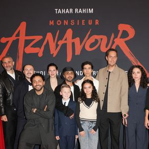 Jean-Rachid Kallouche (producteur), Bastien Bouillon, Mehdi Idir (réalisateur), Tahar Rahim, Grand Corps Malade ( GCM, Fabien Marsaud) et Marie-Julie Baup lors de l'avant-première du film "Monsieur Aznavour"  au cinéma Le Grand Rex à Paris le 22 octobre 2024.

© Coadic Guirec / Bestimage