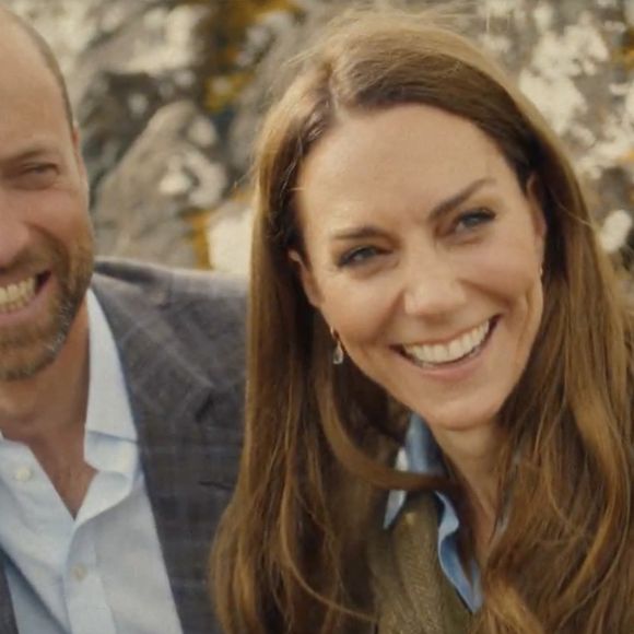 La duchesse de Cambridge, Kate Middleton, a prêté sa voix à une nouvelle vidéo dans laquelle elle révèle avoir puisé dans le pouvoir guérisseur de la nature pendant son traitement contre le cancer.
La vidéo, intitulée Spring, est la première d’une série de quatre films qui seront diffusés entre maintenant et la fin de l’année.
Elle montre des images de Kate, 43 ans, et de son mari, le prince William, 42 ans, le prince et la princesse de Galles, sur l’île de Mull en Écosse, plus tôt ce mois-ci.
Les trois autres courts métrages seront publiés au fil de l’année, avec les éditions Summer, Autumn et Winter, sous la série intitulée Mother Nature.
Le premier film a été réalisé pour coïncider avec la Semaine de sensibilisation à la santé mentale au Royaume-Uni cette année.