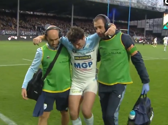 Il a quitté le terrain à la 26ᵉ minute après un plaquage, visiblement en grande souffrance, soutenu par ses coéquipiers et en larmes.

Baptiste Germain s'est blessé lors de son dernier match de rugby