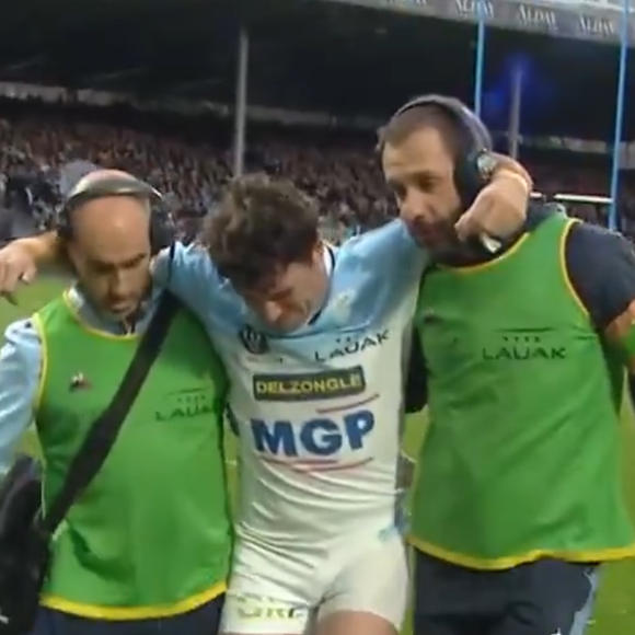 Il a quitté le terrain à la 26ᵉ minute après un plaquage, visiblement en grande souffrance, soutenu par ses coéquipiers et en larmes.

Baptiste Germain s'est blessé lors de son dernier match de rugby