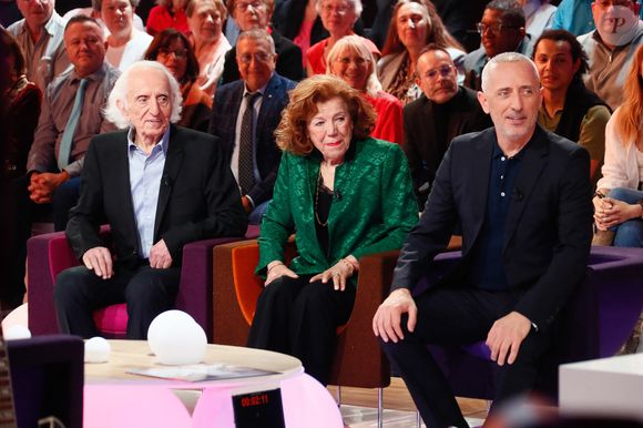 Exclusif - Gad Elmaleh et ses parents David et Régine lors de l'enregistrement de l'émission "Famille je vous aime" présentée par M. Drucker et qui sera diffusée le 13 juin 2025 sur France 3, aux Studios rive gauche à Paris, France, le 14 avril 2025. © Clovis-Gaffiot/Bestimage