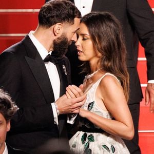 Karim Benzema et sa compagne Lyna Khoudri à la descente des marches du film « 13 jours 13 nuits » lors du 78e Festival International du Film de Cannes le 23 mai 2025
© © Jacovides-Moreau / Bestimage / Bestimage