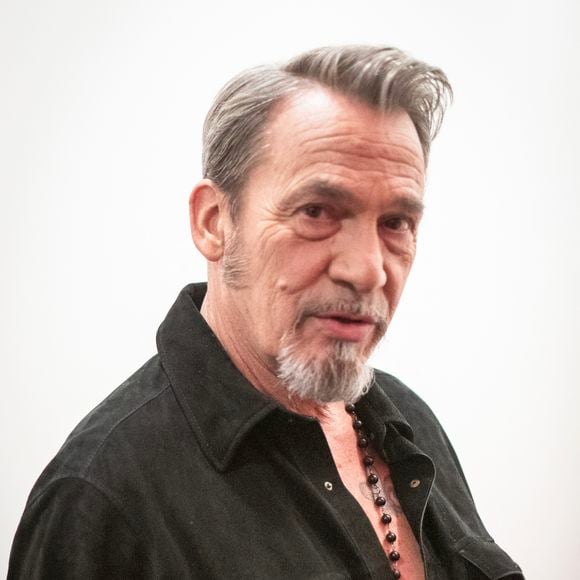 Florent Pagny en backstage de l'enregistrement de l'émission "Serge Lama, le dernier rappel" présentée par F. Bollaert, diffusée le vendredi 21 novembre 2025 sur France 3 à 21h10, au théâtre Marigny à Paris, France, le 29 avril 2025. © Clovis-Moreau/Bestimage