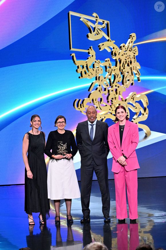 Manon Apithy Brunet, Pilar Gancedo, la réalisatrice, a reçu le prix du Meilleur Ralenti, Jackson Richardson et Tamara Horacek lors de la soirée des Sportel Awards 2024 au Grimaldi Forum à Monaco, le 28 octobre 2024. © Bruno Bebert/Bestimage