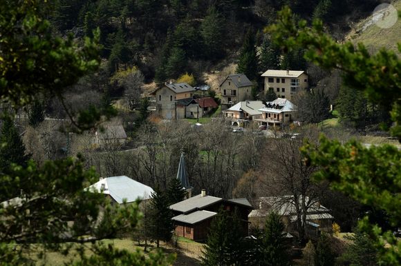 Illustrations au Vernet dans les Alpes-de-Haute-Provence dans le cadre de la disparition du petit Emile en juillet 2023 dont une partie des ossements ont été retrouvés. Le 4 avril 2024. © Romain Doucelin / Bestimage