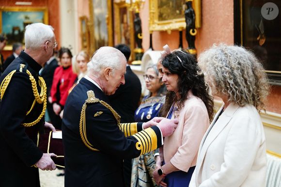 Le roi Charles III d'Angleterre, remet des médailles humanitaires aux lauréats à Buckingham Palace à Londres, le 18 février 2025. (ALPHA AGENCY / BESTIMAGE).