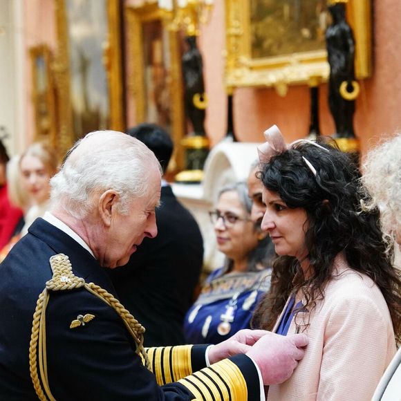 Le roi Charles III d'Angleterre, remet des médailles humanitaires aux lauréats à Buckingham Palace à Londres, le 18 février 2025. (ALPHA AGENCY / BESTIMAGE).