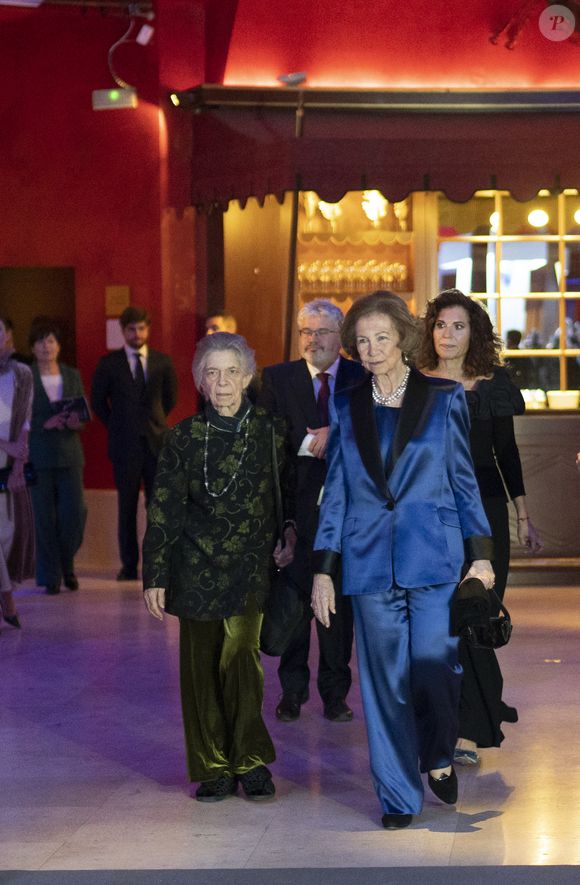 La reine Sofia d'Espagne et sa sœur la princesse Irene de Grèce lors des "BMW Paintings Awards" à Madrid. Photo par AGENCE / BESTIMAGE