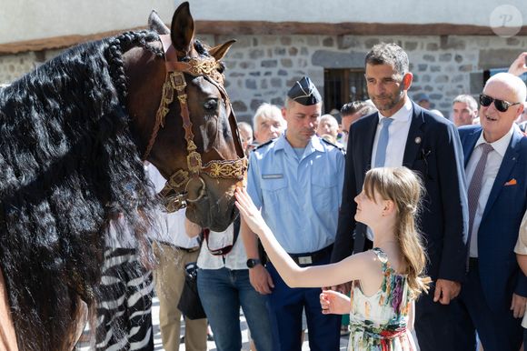 Le prince Albert II de Monaco, la princesse Charlène de Monaco, le prince Jacques de Monaco, marquis des Baux, et la princesse Gabriella de Monaco, comtesse de Carladès, ont été accueillis à Mur-de-Barrez en Aveyron, le 9 juillet 2025. Ils rencontrent les membres du centre équestre du ranch du Barrez.

© Olivier Huitel/Pool/Bestimage