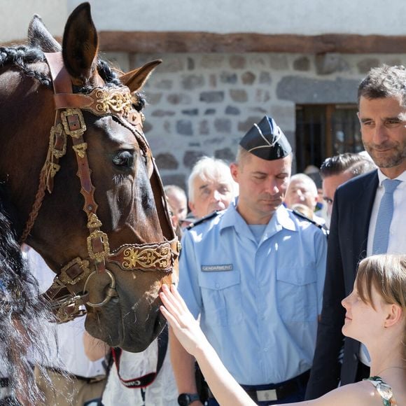 Le prince Albert II de Monaco, la princesse Charlène de Monaco, le prince Jacques de Monaco, marquis des Baux, et la princesse Gabriella de Monaco, comtesse de Carladès, ont été accueillis à Mur-de-Barrez en Aveyron, le 9 juillet 2025. Ils rencontrent les membres du centre équestre du ranch du Barrez.

© Olivier Huitel/Pool/Bestimage