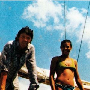 Jacques y a fait un demi tour du monde à son bord avec sa dernière compagne Maddly Bamy et sa fille France. 

Archives - Collection particuliere de Maddly Bamy - Voyage de Jacques Brel et sa compagne Maddly Bamy en voilier, "L'Askoy II", jusqu'aux iles Marquises.

Photo : Collection particuliere Maddly Bamy / IMAGEBUZZ / BESTIMAGE