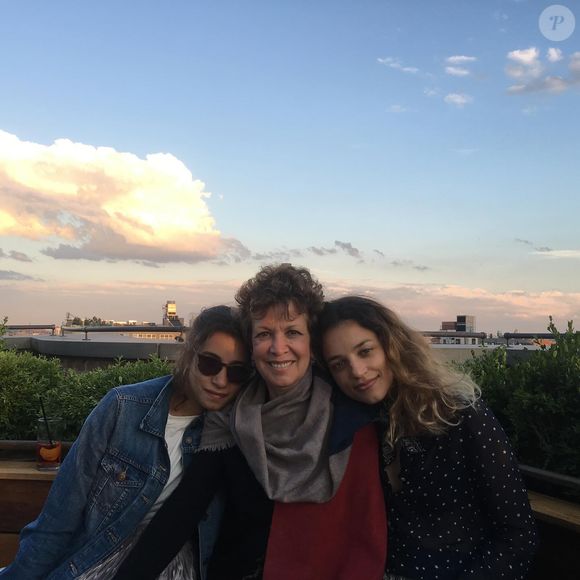 Catherine aborde était la maman de deux filles, Pia et Gabrièle, qu'elle a eues avec son ancien compagnon Jimmy

Catherine Laborde est décédée il y a un mois à l'âge de 73 ans, sa fille Gabrièle a publié un message sur Instagram et plusieurs photos de famille. Le 1er mars 2025.