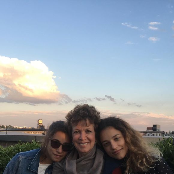Catherine aborde était la maman de deux filles, Pia et Gabrièle, qu'elle a eues avec son ancien compagnon Jimmy

Catherine Laborde est décédée il y a un mois à l'âge de 73 ans, sa fille Gabrièle a publié un message sur Instagram et plusieurs photos de famille. Le 1er mars 2025.