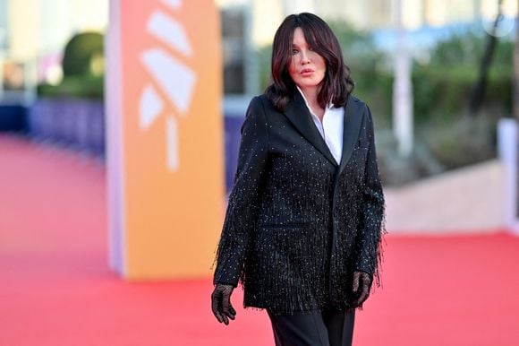 Isabelle Adjani, qui a souvent brillé par son authenticité, a offert à sa nièce un conseil simple mais puissant : "rester soi-même et vivre ce métier dans l'instant"...

Isabelle Adjani assiste à la cérémonie de clôture du 50e Festival du cinéma américain à Deauville, en France, le 14 septembre 2024. Photo par Julien Reynaud/APS-Medias/ABACAPRESS.COM