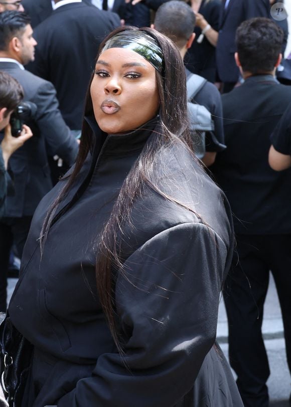Il s’agit d’Yseult, qui accuse les artistes Soyeon et R.Tee d’avoir copié l’un de ses clips.

Yseult - Arrivées au défilé Balenciaga Collection Haute Couture Automne/Hiver 2025-2026 lors de la Fashion Week de Paris (PFW), le 9 juillet 2025. 
© Denis Guignebourg / Bestimage