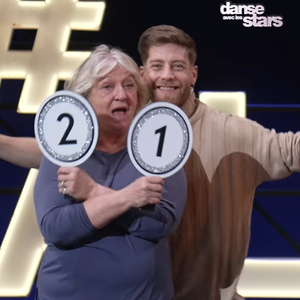 Il s'agit de Charlotte de Turkheim et Yann-Alrick Mortreuil 

Charlotte de Turkheim et Yann-Alrick Mortreuil sont partenaires dans "Danse avec les stars 2025". Instagram