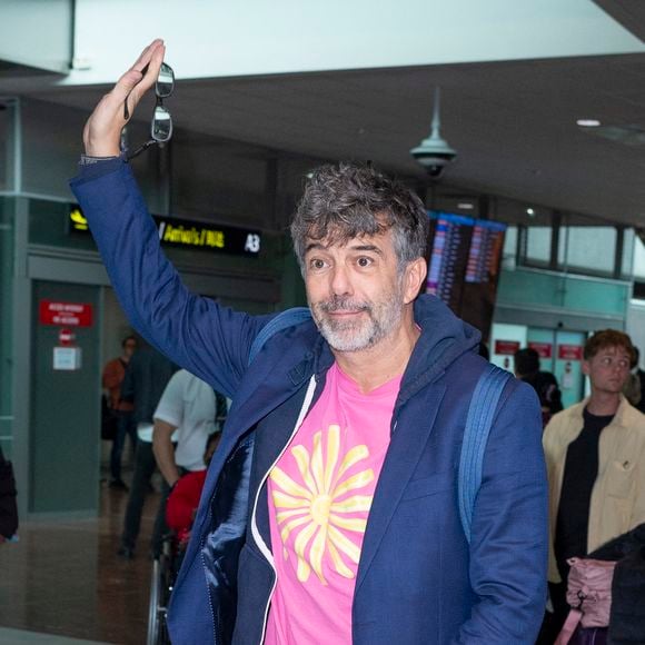 Il a proposé aux auto-entrepreneurs des vélos électriques gratuits grâce à un partenaire.

Stephane Plaza - Les célébrités arrivent à l'aéroport de Nice lors du 76ème Festival International du Film de Cannes
© Perusseau / Da Silva / Bestimage