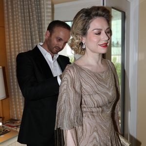 Exclusif -   Emilie Dequenne (En Dior) se prépare pour la 95ème édition de la cérémonie des Oscars à Los Angeles dans sa chambre d'hôtel (Le Sofitel Beverly Hills) avec son mari Michel Ferracci (en Fursac) le 12 mars 2023.
© Agence / Bestimage