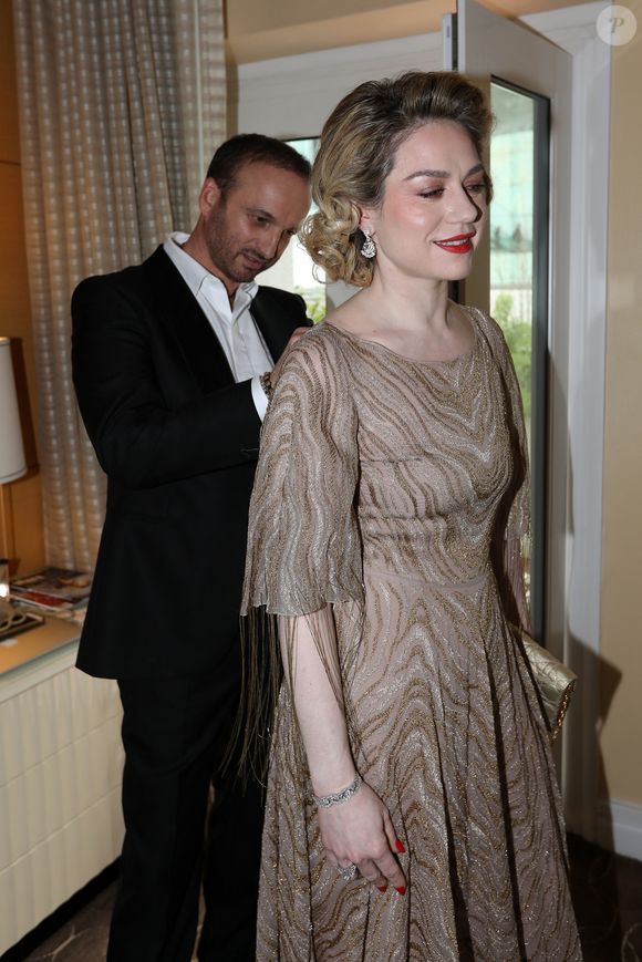 Exclusif -   Emilie Dequenne (En Dior) se prépare pour la 95ème édition de la cérémonie des Oscars à Los Angeles dans sa chambre d'hôtel (Le Sofitel Beverly Hills) avec son mari Michel Ferracci (en Fursac) le 12 mars 2023.
© Agence / Bestimage
