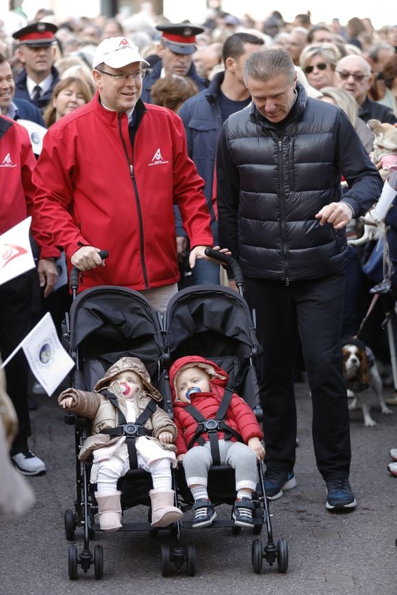 Sergueï Bubka - Le prince Albert II de Monaco, sa femme la princesse Charlène de Monaco avec leurs jumeaux le prince Jacques et la princesse Gabriella participent à une "Marche pour le Climat" à Monaco, le 29 novembre 2015, à l'occasion du lancement de la conférence des Nations Unies de la COP21 organisée à Paris.
 © J. C. Vinaj / Bestimage