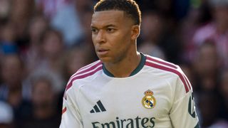 Kylian Mbappé : le footballeur passe un cap avec Ester Exposito, ce geste public prouve son attache à l'actrice