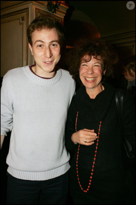 Véronique Colucci et son fils Marius assistent à la 50e représentation de la pièce Dernier Rappel au Théâtre de la Renaissance, à Paris, le 1er décembre 2005. (Photo : Rindoff-Guirec / Bestimage)
