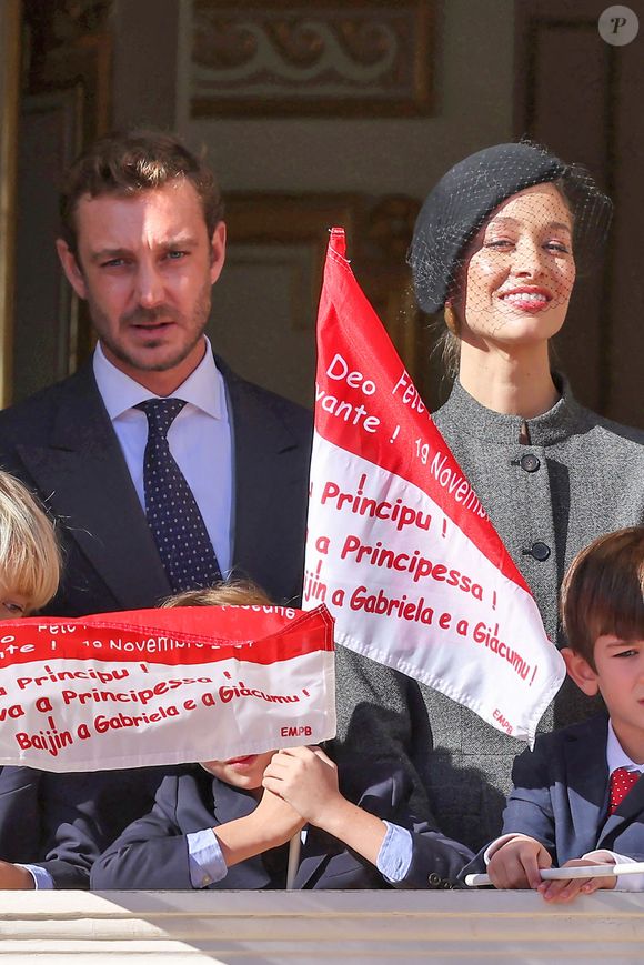 Pierre Casiraghi et Beatrice Borromeo - La famille princière de Monaco au balcon du palais, à l'occasion de la Fête Nationale de Monaco, le 19 novembre 2024. © Jacovides-Bebert/Bestimage