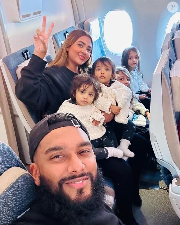 Hanaa Elah et sa famille dans l'avion ©Instagram - Hanaa Elah
