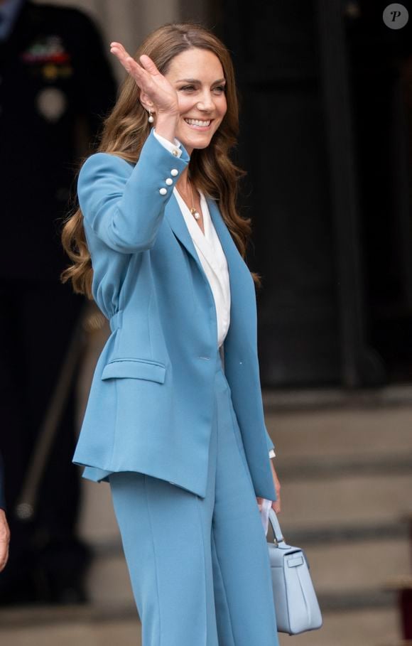La princesse de Galles s’est rendue à Reggio Emilia, en Italie, pour une visite liée à la petite enfance.

Son Altesse Royale, Catherine, Princesse de Galles (Catherine (Kate) Middleton, princesse de Galles), visite de 2 jours en Italie. À son arrivée à la mairie de Reggio Emilia, elle est accueillie par le maire de la ville, Marco Massari, le 13 mai 2026. © GoffPhotos/Bestimage