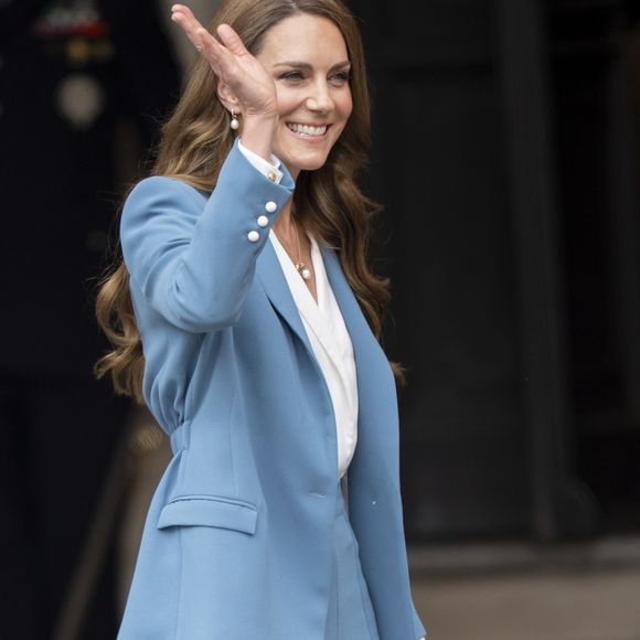 La princesse de Galles s’est rendue à Reggio Emilia, en Italie, pour une visite liée à la petite enfance.

Son Altesse Royale, Catherine, Princesse de Galles (Catherine (Kate) Middleton, princesse de Galles), visite de 2 jours en Italie. À son arrivée à la mairie de Reggio Emilia, elle est accueillie par le maire de la ville, Marco Massari, le 13 mai 2026. © GoffPhotos/Bestimage