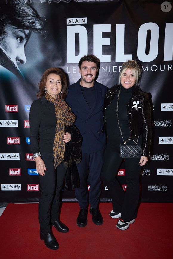 Exclusif - Dominique Tapie, Sophie Tapie (enceinte) , son mari Baptiste Germain au photocall de la soirée Ciné-concert symphonique "Alain Delon, le dernier Samouraï" au Palais des congrès à Paris le 8 novembre 2024 le jour de son anniversaire.

© Jacovides / Moreau / Bestimage