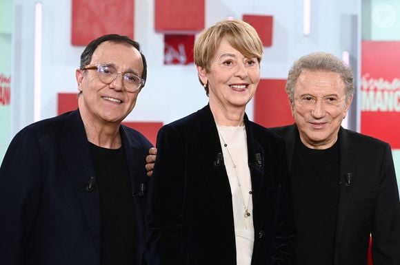 Exclusif - Thierry Beccaro, Adeline Hazan et Michel Drucker lors de l'enregistrement de l'émission "Vivement dimanche" au studio Rive Gauche, présentée par M.Drucker avec une diffusion sur France 3 le 15 mars 2026, à Paris, France, le 4 mars 2026. © Guillaume Gaffiot/Bestimage