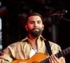 Loin des projecteurs et des scènes, Kendji Girac a créé la surprise en enfilant à nouveau sa tenue de chantier.

Kendji Girac en concert lors du festival de musique du Printemps de Perouges au Chateau de Saint-Maurice-de-Remens. © Sandrine Thesillat / PsNewZ / Bestimage