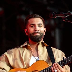 Loin des projecteurs et des scènes, Kendji Girac a créé la surprise en enfilant à nouveau sa tenue de chantier.

Kendji Girac en concert lors du festival de musique du Printemps de Perouges au Chateau de Saint-Maurice-de-Remens. © Sandrine Thesillat / PsNewZ / Bestimage