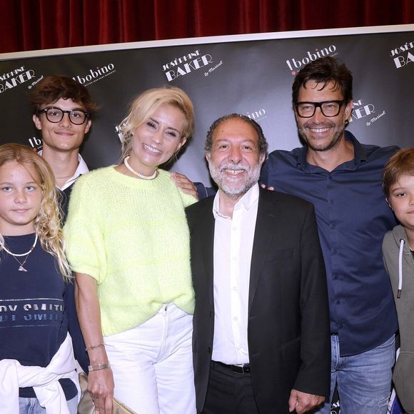 Ensemble depuis plus de vingt ans, ils sont les parents de deux paires de jumeaux.

Elodie Gossuin son mari Bertrand  avec leurs quatre enfants et Jean Pierre Hadida lors de la représentation du spectacle "Josephine Baker – Le Musical" à Bobino, Paris le 6 juin 2025. © Cédric Perrin / Bestimage