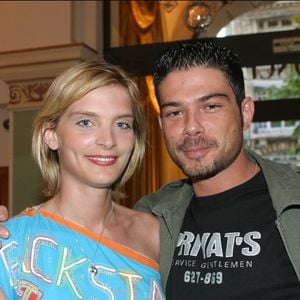 Sarah Marshall et Alexandre Anthony lors d’un cocktail organisé au Royal Monceau à l’occasion de la nouvelle décoration du Royal’s Bar, le 8 septembre 2004.
Paris, France.
Coadic Guirec / Bestimage