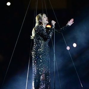 La chanteuse Louane (Louane Emera), représentante de la France au concours de l'Eurovision, interpréte pour la première fois son titre Maman, en hommage à sa mère décédée lorsqu'elle avait 17 ans, devant les 80 000 spectateurs, suspendue sur une plateforme, plusieurs mètres au-dessus de la pelouse et des musiciens, du Stade de France à la mi-temps du match du Tournoi des Six Nations opposant la France à l'Écosse, à Saint-Denis, Seine Saint-Denis, France, le 15 mars 2025. © CHristian Liewig/Bestimage