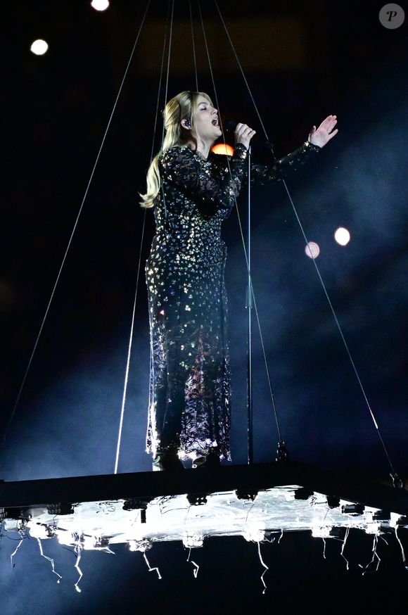 La chanteuse Louane (Louane Emera), représentante de la France au concours de l'Eurovision, interpréte pour la première fois son titre Maman, en hommage à sa mère décédée lorsqu'elle avait 17 ans, devant les 80 000 spectateurs, suspendue sur une plateforme, plusieurs mètres au-dessus de la pelouse et des musiciens, du Stade de France à la mi-temps du match du Tournoi des Six Nations opposant la France à l'Écosse, à Saint-Denis, Seine Saint-Denis, France, le 15 mars 2025. © CHristian Liewig/Bestimage