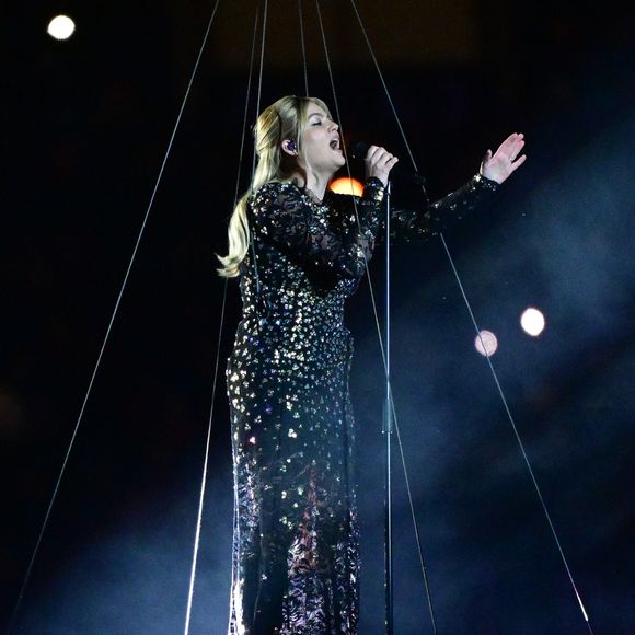La chanteuse Louane (Louane Emera), représentante de la France au concours de l'Eurovision, interpréte pour la première fois son titre Maman, en hommage à sa mère décédée lorsqu'elle avait 17 ans, devant les 80 000 spectateurs, suspendue sur une plateforme, plusieurs mètres au-dessus de la pelouse et des musiciens, du Stade de France à la mi-temps du match du Tournoi des Six Nations opposant la France à l'Écosse, à Saint-Denis, Seine Saint-Denis, France, le 15 mars 2025. © CHristian Liewig/Bestimage