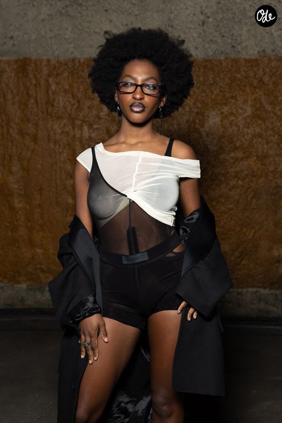 Elle explique avoir accepté cette collaboration car elle porte déjà ces chaussures au quotidien.

Ebony au défilé «Louis Gabriel Nouchi» Collection Prêt-à-Porter Mode Masculine Automne / Hiver 2026-2027 lors de la Fashion Week de Paris (PFW), le 23 Janvier 2026.
 
© Jeremy MELLOUL / Bestimage