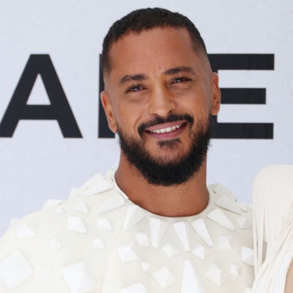 Ce rendez-vous exceptionnel aura lieu le 9 août, dans le cadre du festival de Byblos, au Liban.

Slimane - Arrivées au défilé "Stéphane Rolland", Collection Haute Couture Automne/Hiver 2025-2026" lors de la Fashion Week de Paris (PFW) le 8 juillet 2025. © Denis Guignebourg/Bestimage