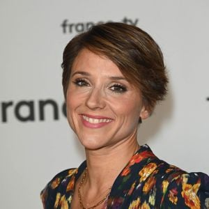 Mais son parcours ne la prédestinait pas à une telle carrière. 

Mélanie Taravant au photocall pour la conférence de presse de rentrée de France TV à la Grande Halle de la Villette à Paris, France, le 6 juillet 2022. © Coadic Guirec/Bestimage