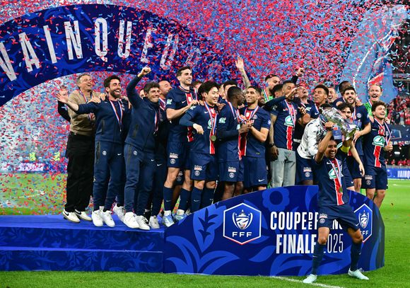 Luis Enrique, Fabian Ruiz, Kang-In Lee, Ousmane Dembélé, Achraf Hakimi, Presnel Kimpembé, Dédiré Doué, Nuno Mendes, Marquinhos, Vitinha, Joao Neves,  joie des joueurs du PSG - Le PSG (Paris Saint-Germain) remporte la Coupe de France 2025 en battant Reims 3-0 au Stade de France le 24 mai 2025.
© Christain Liewig / Bestimage