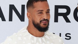 Après des mois passés dans l'ombre, Slimane réapparaît et retrouve une célèbre amie qu'il n'a pas lâchée