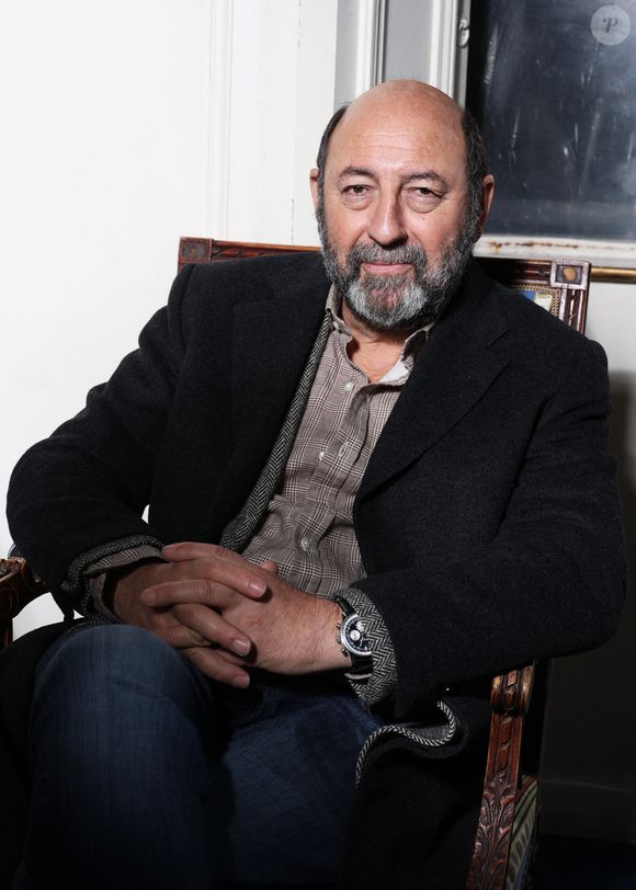 Kad Merad lors de la remise des prix de l'académie Alphonse Allais à paris le 18 novembre 2025 dans les salons d'honneur de la SACD.
© Denis Guignebourg / Bestimage
