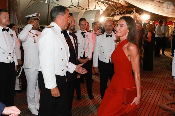 La reine Letizia et la princesse Leonor d'Espagne assistent à une réception à bord du Juan Sebastian de Elcano à Panama City, le 4 mai 2025. Dana Press / Bestimage