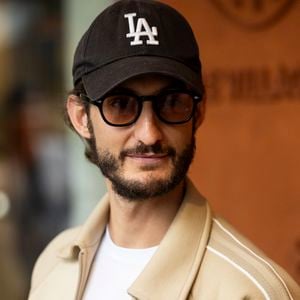 L’acteur, couronné d’un César pour son rôle dans "Yves Saint Laurent" de Jalil Lespert, poursuit : "Je ramais, je ramais, je ramais si fort que j’ai fini par vomir. Et puis il s’est produit quelque chose d’incroyable : une surfeuse m’a aperçu dériver au loin"

Pierre Niney au village (night session) lors des Internationaux de France de Tennis de Roland Garros 2025, à Paris, France, le 6 juin 2025. © Jacovides-Moreau/Bestimage