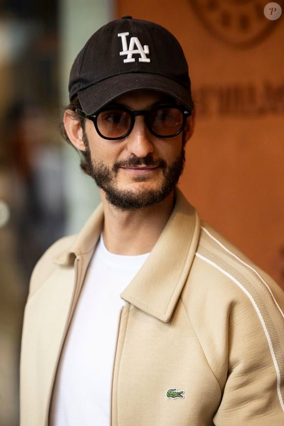 L’acteur, couronné d’un César pour son rôle dans "Yves Saint Laurent" de Jalil Lespert, poursuit : "Je ramais, je ramais, je ramais si fort que j’ai fini par vomir. Et puis il s’est produit quelque chose d’incroyable : une surfeuse m’a aperçu dériver au loin"

Pierre Niney au village (night session) lors des Internationaux de France de Tennis de Roland Garros 2025, à Paris, France, le 6 juin 2025. © Jacovides-Moreau/Bestimage